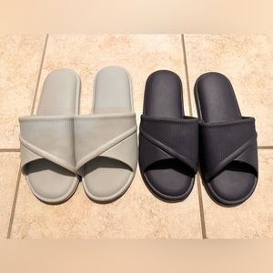 Two pairs slippers, navy in size 9 and grey in size 10